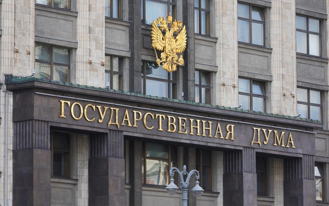 В Госдуме допустили многократные штрафы за езду без ОСАГО под камерами Один из авторов законопроекта об ограничении числа штрафов за езду без полиса ОСАГО которую фиксируют дорожные камеры председатель комитета Госдумы по финансовому рынку Анатолий Аксаков заявил что в перспективе штрафовать начнут за каждое такое нарушение Пока такое предложение с моей стороны было оглашено что только за одно нарушение в день надо будет снимать штрафы а потом вполне возможно когда практика наработается с использованием камер по определению есть ли полис ОСАГО или нет то из за каждого нарушения будет взиматься штраф сказал Аксаков Он также добавил что повышение штрафов для тех кто ездит без полисов ОСАГО является правильным решением Люди будут ездить только с полисами ОСАГО и таким образом не будет ситуации не будет проблемы добавил он