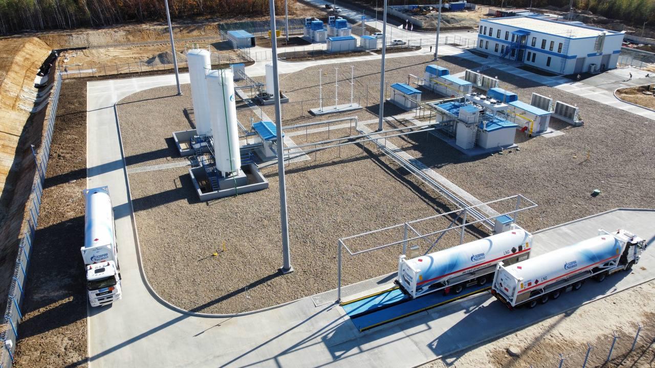 Газпром развивает в России мощности по сжижению природного газа В сегменте крупнотоннажного производства в дополнение к действующему СПГ заводу проекта Сахалин 2 компания реализует в Ленинградской области проект строительства Комплекса по переработке этансодержащего газа в районе п Усть Луга В составе Комплекса создаются мощности по сжижению газа Спрос на малотоннажный СПГ Газпрома на внутреннем рынке последовательно растет Объем его реализации дочерними обществами и совместными предприятиями Группы Газпром в 2024 году увеличился почти в два раза по отношению к 2023 году с 23 2 тыс тонн до 45 7 тыс тонн Эти объемы произвели 10 малотоннажных СПГ комплексов расположенных от Калининградской области до Приморского края В частности успешно работает КСПГ в Амурской области Он обеспечивает топливом газовую котельную в микрорайоне Амурсельмаш г Белогорска автотранспорт задействованный в перевозке продукции Амурского газоперерабатывающего завода ГПЗ Газпрома и автобусы строящегося рядом с ГПЗ Амурского газохимического комплекса Учитывая растущий спрос на СПГ в регионе Газпром планирует расширить производственные возможности По заказу Газпрома российские научно производственные организации разрабатывают передовое СПГ оборудование Например универсальный мобильный криогенный блок для доставки СПГ потребителям Первый образец криоблока и другие технические новинки для СПГ отрасли были представлены на Петербургском международном газовом форуме 2025 Совет директоров ПАО Газпром сегодня одобрил работу по реализации проектов компании в области производства и поставок СПГ Газпром в MAX