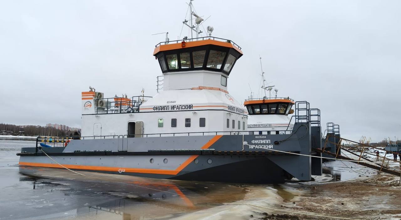 Завершено строительство трёх новых буксиров проекта ТСК 395М Строительство трёх новых буксиров проекта ТСК 395М завершено под техническим наблюдением Северо Западного филиала Российского Классификационного Общества  Назначение судов Буксировка несамоходных судов и плавучих объектов Работа методом толкания за исключением нефтеналивных объектов Это часть серии из пяти буксиров которые строятся на Череповецком судостроительном заводе для Государственной транспортной лизинговой компании ГТЛК Инвестиции в обновление гражданского флота осуществляются с использованием средств Фонда национального благосостояния при поддержке Минпромторга и Минтранса России Ранее в декабре 2025 года ГТЛК уже приняла первый буксир этой серии Филипп Ирапский Регион работы Новые суда предназначены для работы на протяжённом внутреннем водном маршруте от Череповца до Астрахани   Основные характеристики Длина 22 55 м Ширина 7 20 м Высота борта на миделе 2 845 м Валовая вместимость 143 р т Суммарная мощность главных двигателей 960 кВт Класс судов РКО О2 0 лед 30   Фото материал ГТЛК НордикНовости БуксирныеНовости