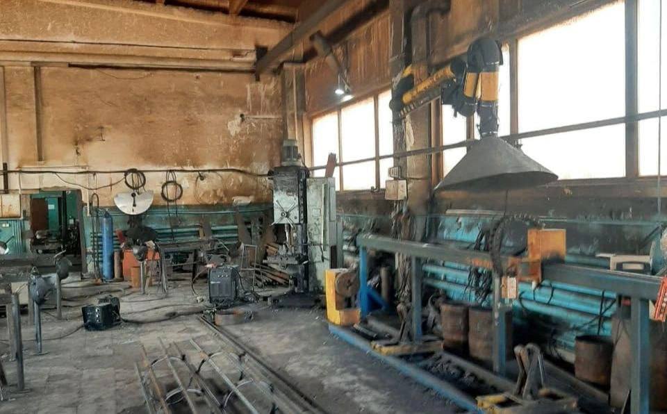 Двое мужчин зарезали охранника на заводе в Новосибирске и украли технику на миллион рублей Ночью 2 июня двое ранее судимых мужчин пробрались на территорию завода на улице Авиастроителей. Один из них, работавший там сварщиком, решил украсть строительные инструменты и позвал на помощь знакомого. Они рассчитывали, что нетрезвый охранник не заметит кражу. В итоге один из мужчин несколько раз ударил охранника ножом. От полученных ранений охранник погиб на месте. После этого преступники украли две машины — легковой и грузовой автомобиль, компьютерную и строительную технику. Общий ущерб составил около одного миллиона рублей. Обоих мужчин задержали. Сейчас решается вопрос о мере пресечения. Любить Новосибирск