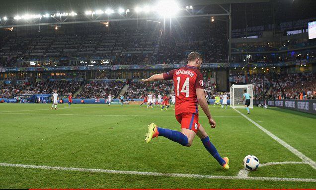 Стало известно что на ЧМ 26 арбитры ВАР смогут вмешиваться в назначение угловых и вторых желтых карточек Как сообщает источник высокопоставленные чиновники ФИФА настаивают на расширении полномочий судей ВАР чтобы они смогли вмешаться в ситуацию если угловой назначен неправильно а также имели право просмотривать вторые желтык карточки Кроме того на Кубке арабских государств сейчас тестируют правило для симулянтов на турнире игрок получающий медпомощь в связи с травмой должен покинуть поле на две минуты если только сфоливший против него не получил желтую карточку или не был удален