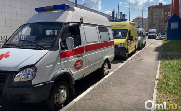 Сразу у нескольких омских медучреждений появились новые руководители Так главным врачом городской поликлиники 9 стала Людмила Гайзер которая работает там с 2006 года Ранее она была начальником клинико экспертного отдела в этом же месте Об этом сообщили в пресс службе регионального Минздрава Главой городской больницы 2 назначили Сергея Федоренко Известно что несколько лет он был заведующим поликлиникой ГБ 2 а с 2024 года являлся главным врачом Москаленской центральной районной больницы Руководителем КМСЧ 7 стал Вадим Бочкарев До этого он занимал должность заместителя главного врача по амбулаторно поликлинической работе В учреждении Бочкарев работает с 2016 года А главным врачом Областного центра общественного здоровья и медицинской профилактики стала Наталия Резанова В прошлом она была заместителем директора БУДПО ОО Центр повышения квалификации работников здравоохранения Om1 Омск в MAX