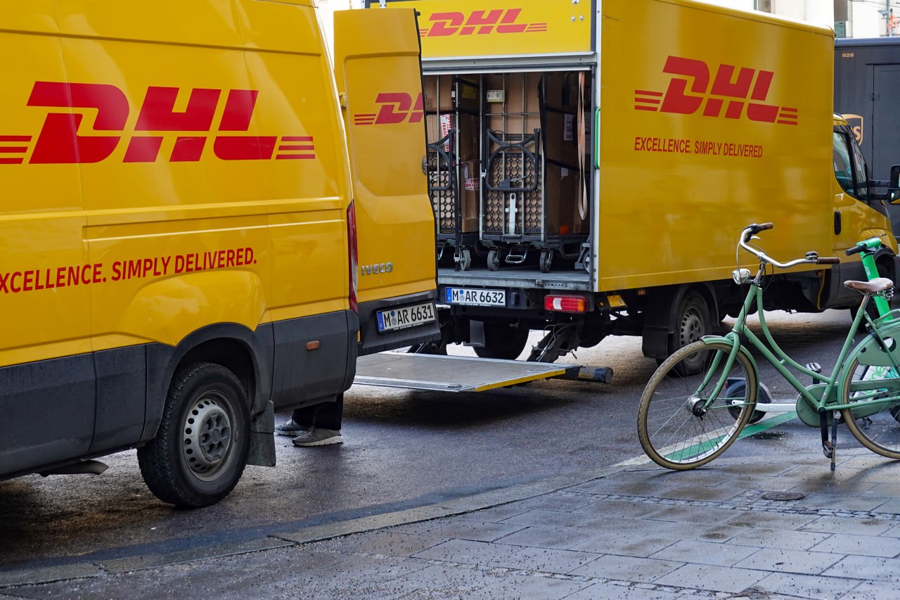 DHL приостановила из за новых таможенных правил большинство отправок в и из США говорится в сообщении холдинга При этом доставка DHL Express по прежнему работает Пересылаемые между физлицами посылки стоимостью до 100 считаются подарками и также продолжают доставляться в обычном режиме В DHL отказались раскрывать данные о количестве посылок которые может затронуть приостановка операций и заявили что не могут назвать сроков ее отмены Приостановка касается только германского бизнеса DHL пишет The Wall Street Journal В настоящее время входящие посылки дешевле 800 не облагаются пошлиной в США однако с 29 августа пошлинами будут облагаться все отправления Фото Michael Nguyen NurPhoto via Getty Images interfaxonline