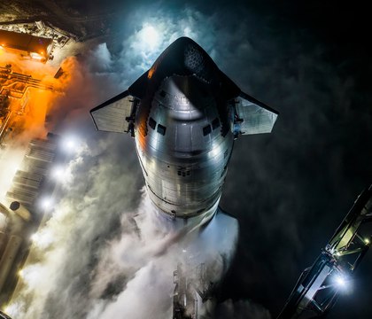 Илон Маск пообещал выйти на запуск Starship почти каждый час через несколько лет Илон Маск заявил что через 6 7 лет наступит время когда ракета Starship будет запускаться более 24 раз в сутки Фактически это почти каждый час Однако миллиардер уточнил что подобные показатели будут пиковыми В реальности постоянный темп будет ближе к 10 запускам в день