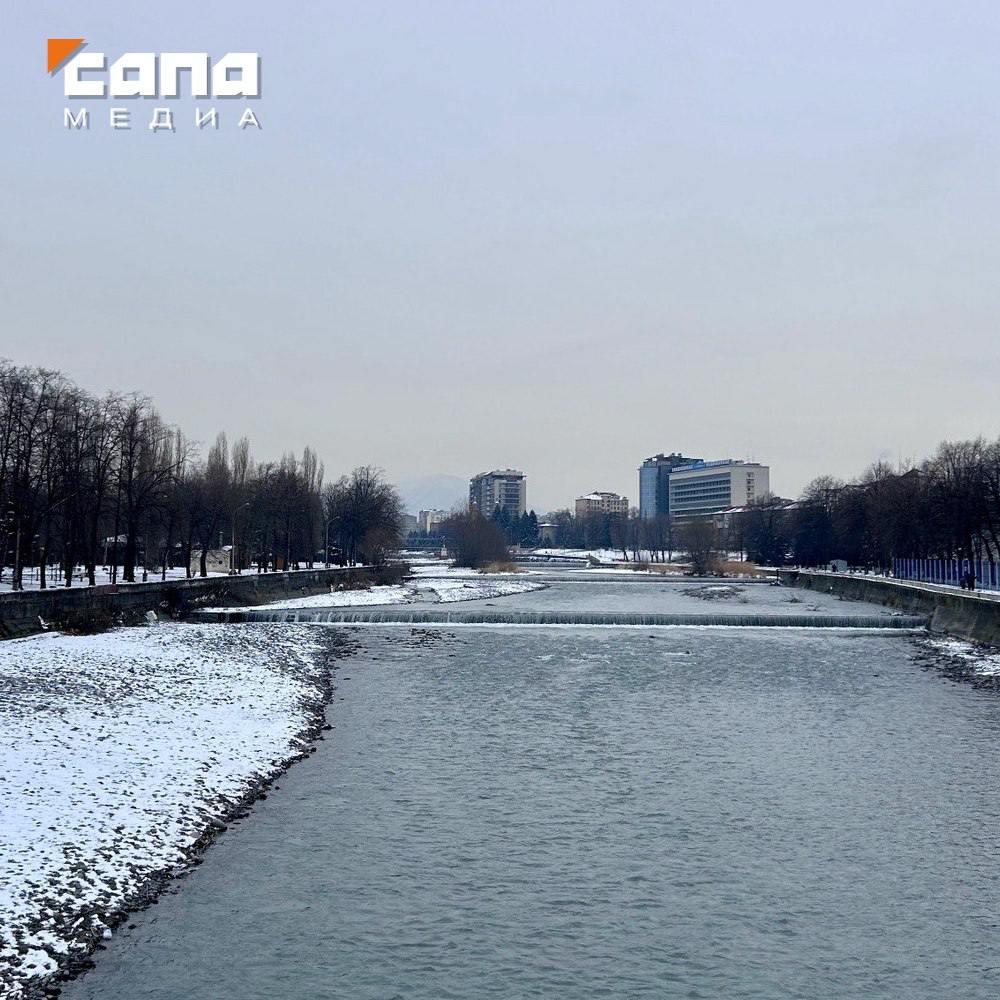 В Осетии возбудили уголовное дело из-за загрязнения Терека сточными водами    Дело по статье о загрязнении вод возбудил отдел МВД по Правобережному району после прокурорской проверки. Прокуратура нашла нарушения законодательства в действиях органов власти при организации водоотведения в Беслане.   По данным ведомства, администрация района и МинЖКХ региона не обеспечили запуск очистных сооружений в городе после их реконструкции в 2020 году. Прокуратура внесла представление главе АМС Казбеку Мрикаеву, проинформировала региональные власти, но меры по исправлению ситуации не приняли. После этого ведомство обратилось в суд и министерство обязали обеспечить очистку сточных вод до установленных нормативов.     В ходе проверки совместно с Росприроднадзором было установлено, что сточные воды, образующиеся при эксплуатации центральной канализации, сбрасываются напрямую в реку Терек без очистки. Исследование проб воды показало превышение допустимой концентрации загрязняющих веществ. Ущерб оценивается в 9 млн рублей.