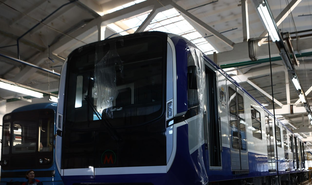 Два Ермака вышли на обкатку в метро Новосибирска Новые пятивагонные составы поступившие в Новосибирск в конце октября начали испытывать в условиях метрополитена Специалисты проводят тестовые заезды проверяя работу всех систем в движении Перед тем как выйти в рейс каждый поезд должен проехать не меньше 100 километров сообщил мэр Максим Кудрявцев Напомним первый Ермак уже обслуживает пассажиров его запустили на Ленинской линии 16 ноября Всего муниципалитет купил пять таких составов заплатив за каждый 862 миллиона рублей Последний сейчас проходит обкатку на полигоне Метровагонмаша в Мытищах Завод планирует закрыть контракт досрочно до конца 2025 года Подписаться на канал