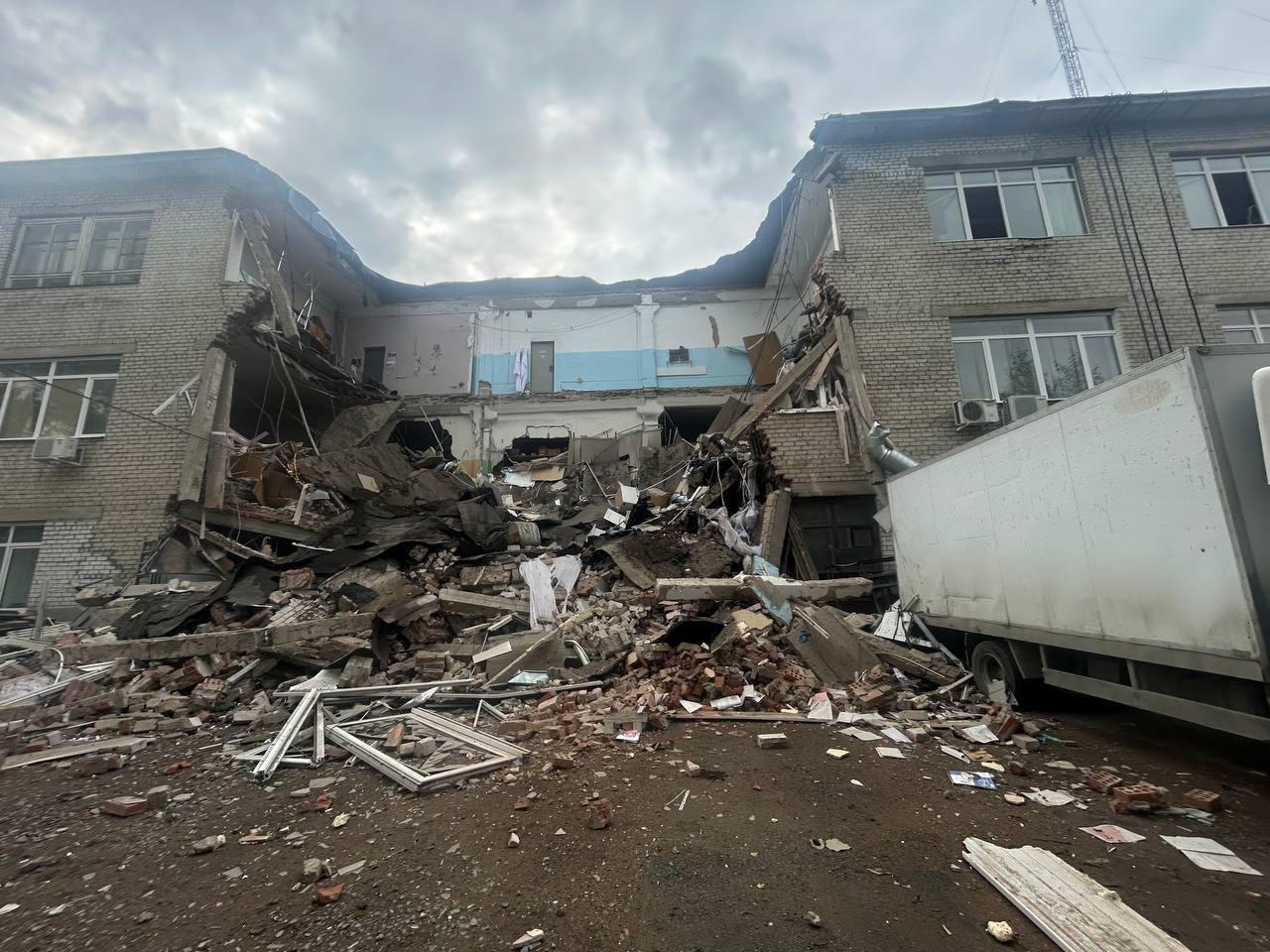 Трёхэтажный дом обрушился в Екатеринбурге, на место происшествия Мартовская, 8, микрорайон Елизавет выдвинулись сотрудники МЧС Это офисное здание, информация о пострадавших и причинах инцидента пока не поступала. — В 16:43 диспетчеру Территориального центра медицины катастроф Свердловской области поступила информация об обрушении офисного здания в Екатеринбурге на ул. Мартовской, 6. На место выехали две бригады скорой медицинской помощи и бригада ТЦМК. Информации о пострадавших на данный момент нет, — сообщают в свердловском минздраве.