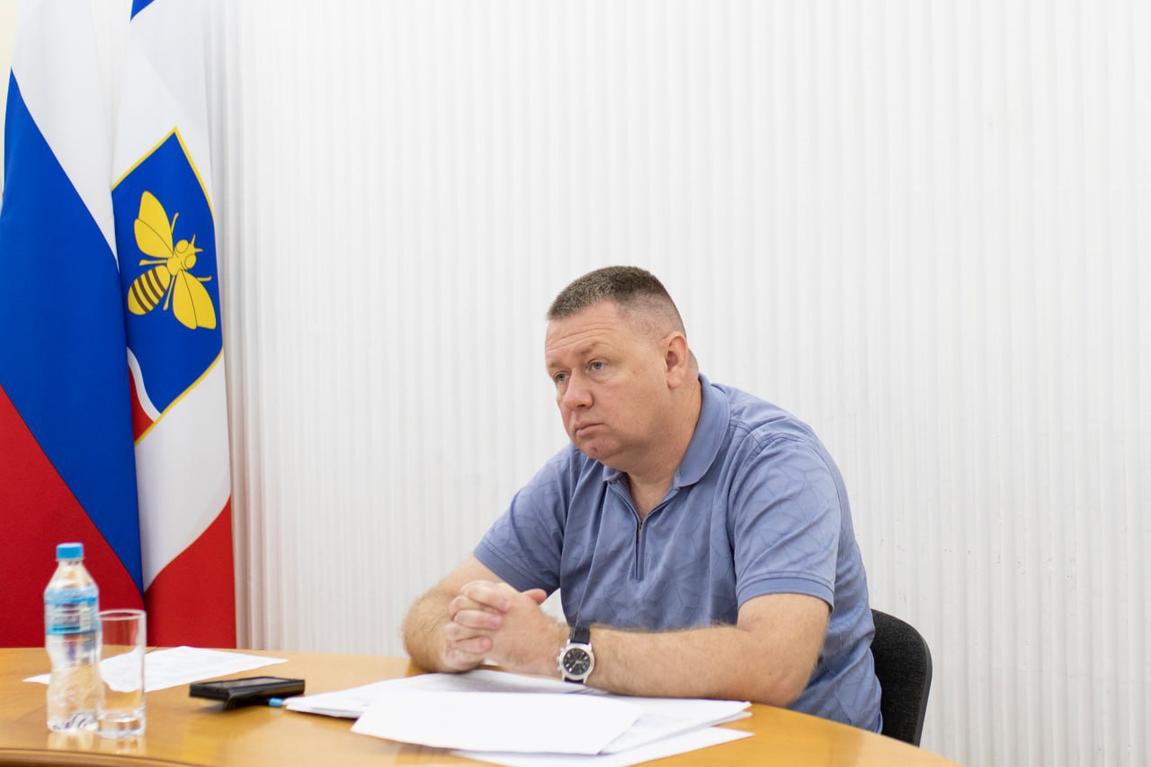 Глава администрации Симферополя Михаил Афанасьев провёл личный приём граждан, в ходе которого к нему обратились восемь симферопольцев.    Совместно со специалистами профильных структурных подразделений Михаил Афанасьев рассмотрел обращения горожан. Основные вопросы касались содержания, ремонта и уборки придомовых территорий, ремонта дорог, оформления прав собственности, а также выделения земельных участков.   По итогам проведённого приёма граждан всем заявителям дана подробная информация по интересующим вопросам. В некоторых случаях для более углублённого и детального рассмотрения вопросов сформированы рабочие группы. Исполнение поручений по обращениям граждан находится на личном контроле Михаила Афанасьева.   Записаться на приём к главе администрации столицы Крыма можно по номеру телефона: +7  978  00-00-321.