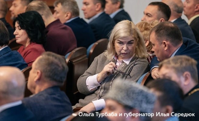 В Кемерове задержан муж вице-губернатора по внутренней политике Ольги Турбабы. Стало известно, что силовики задержали Александра Турбабу и его компаньона по бизнесу Павла Старикова в рамках расследования уголовного дела в отношении главы Кемеровского района Марины Коляденко. Им вменяют мошенничество в особо крупном размере.  Ольга Турбаба курирует внутреннюю политику Кузбасса с 2018 года и считается одним из лучших региональных замов по внуполу.  ngs42.ru