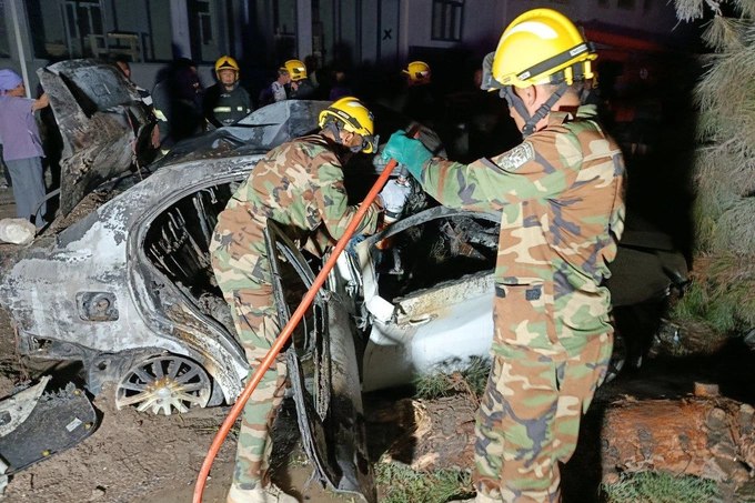 В Намангане 19-летний водитель на автомобиле Nexia 3 врезался в дерево, в результате чего машина загорелась. Водитель погиб.