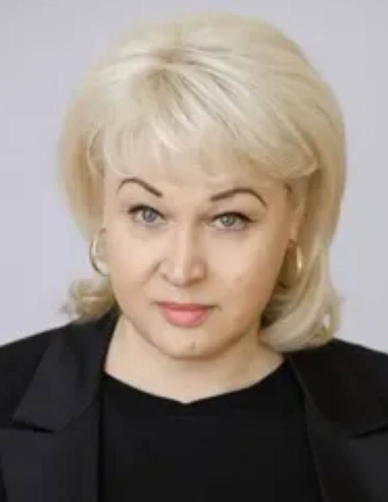 Сразу два крупных чиновника покидают свои посты в администрации города Вологды. Так, в рамках "зачистки" руководства города свой пост оставляет заместитель мэра по социальным вопросам Ирина Гуляева. На работу в Горадминистрацию она перешла из Департамента образования области в 2016 году, и всегда считалась креатурой и близкой родственницей прежнего мэра Сергея Воропанова. Кроме того, увольняют начальника Комитета по физической культуре и массовому спорту Дмитрия Жиобакаса. Который тоже начинал работать в горадминистрации ещё при прежнем городском руководстве. Развитие спорта - сфера для региона приоритетная. И к чиновнику были очень серьезные претензии как раз по продвижению ЗОЖ. Как сообщают наши источники, возможны и другие кадровые решения.