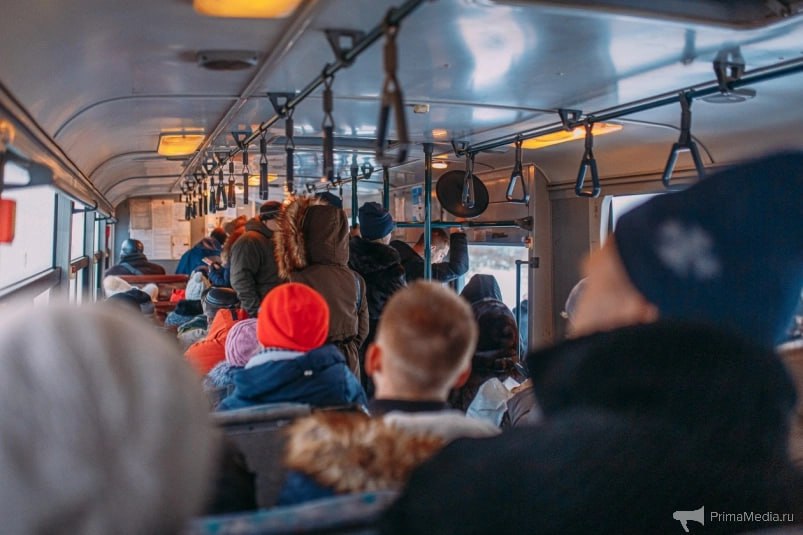 До 75 рублей перевозчики Владивостока хотят поднять цену проезда в автобусах Владивосток может столкнуться с самым значительным за последние годы подорожанием проезда в общественном транспорте Группа автотранспортных предприятий направила в администрацию города официальное обращение с просьбой увеличить стоимость проезда в автобусах до 75 рублей Обращение от автотранспортных предприятий сейчас находится на рассмотрении у профильных специалистов проводится анализ расходов перевозчиков для соблюдения баланса интересов как пассажиров общественного транспорта так и транспортных предприятий прокомментировали ситуацию корр ИА PrimaMedia в администрации Владивостока В своём обращении перевозчики объясняют почему предыдущее повышение на 5 рублей в начале 2025 года не спасло ситуацию Главной причиной роста затрат они называют непрерывное удорожание дизельного топлива По их данным цены корректируются до двух раз в месяц Только с января 2025 года стоимость топлива выросла почти на 9 5 рубля за литр PrimaMedia в подпишись 18