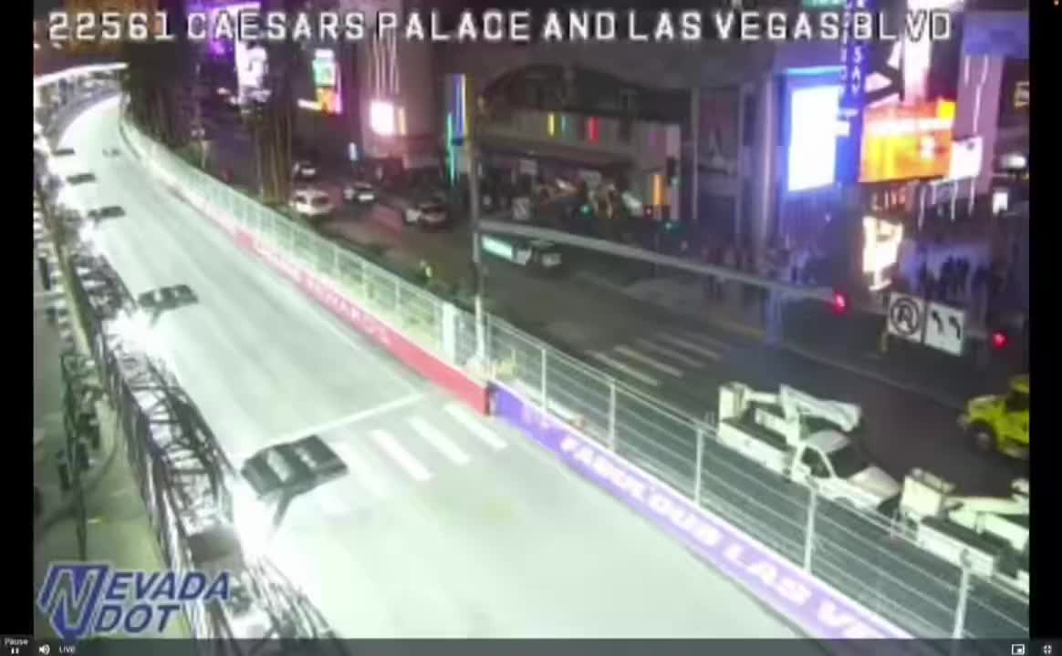 Фанаты Формулы 1 смотрели Гран-при в Лас Вегасе через уличные камеры