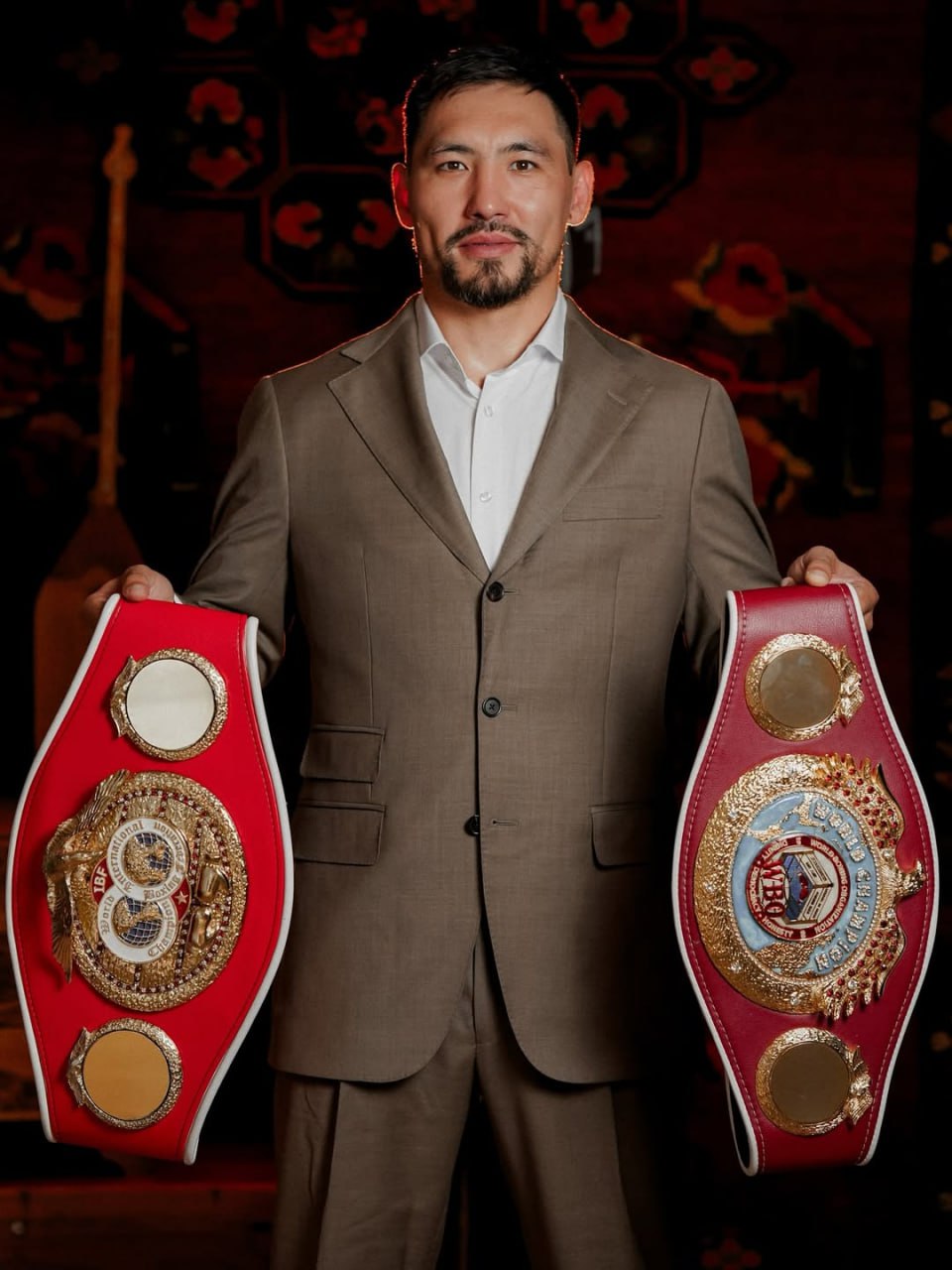 Бой Жанибека Алимханулы за три титула возвысили до уровня битвы Головкин Альварес Казахский стиль официально проведёт бой за объединение поясов с Эрисланди Ларой на супертурнире в США Официально Жанибек Алимханулы встретится с Эрисланди Ларой на турнире в Сан Антонио 6 декабря Поединок за три титула в среднем весе WBA WBO и IBF станет вторым по значимости событием а главной битвой вечера значится противостояние Ламонта Роуча и Исаака Круза по прозвищу Питбуль Тем не менее Казахский стиль добился своего и впервые за очень долгое время подерётся с соперником элитного уровня Напротив опытный и невероятно неудобный кубинец владеющий титулом WBA Карлос Адамес сейчас удерживающий пояс WBC всё же не согласился выйти на объединительный бой с Жанибеком Правда sportarena kz рассказала почему Лара главная угроза для Алимханулы Примерно такого же мнения и сайт boxingscene который во первых анонсировал поединок средневесов а во вторых возвысил данную баталию до уровня поединка Головкин Альварес 2 В среднем весе нас ждёт самый важный бой за последние годы Объединительный бой за три пояса в весовой категории до 74 кг состоится сообщил BoxingScene в понедельник источник близкий к бою между чемпионом WBO и IBF Джанибеком Алимханулы и чемпионом WBA Эрисланди Ларой Этот легендарный средний вес на протяжении многих лет был местом бесчисленных топовых боёв но затих после ухода Сауля Канело Альвареса и Геннадия Головкина в последние пять лет Бой Алимханулы Лара пожалуй самый важный бой в этом весе после боя Альварес Головкин II в 2018 году сказано в публикации t me SPORTARENAKZ