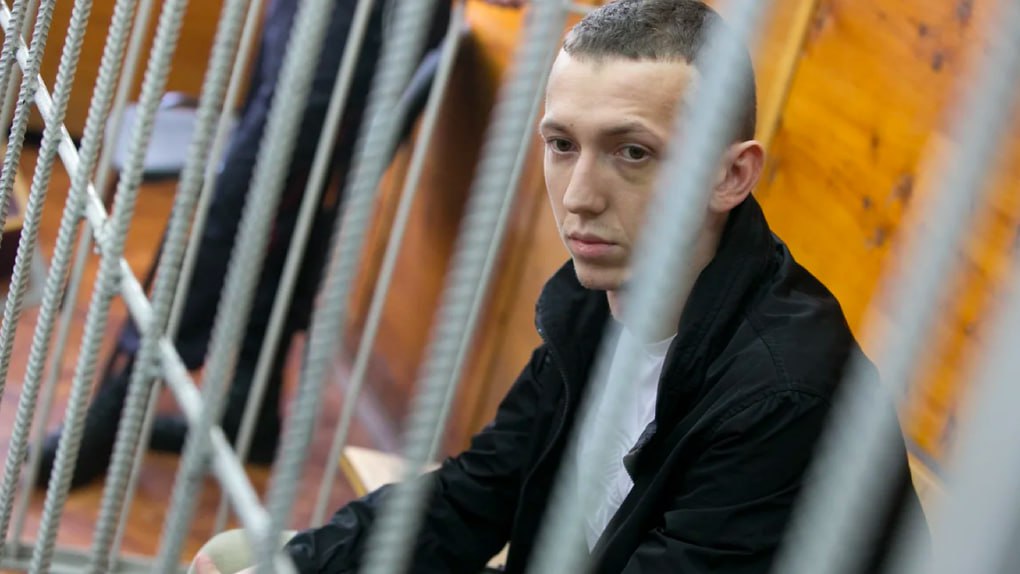 На свободу выпустили виновника страшной аварии на Малышева Владимира Васильева который в 2019 устроил ДТП около Алатыря выпустят по УДО Такое решение приняли в Ленинском районном суде Нижнего Тагила сообщил источник 66 RU В 2023 году сыну бывшего высокопоставленного сотрудника Росгвардии смягчили срок с 9 лет 3 месяцев до 8 лет 11 месяцев В итоге он провел за решеткой почти 6 лет Он уже просил об УДО в 2024 году но тогда ему отказали Фото Владислав Лоншаков КоммерсантЪ Новости из Екатеринбурга