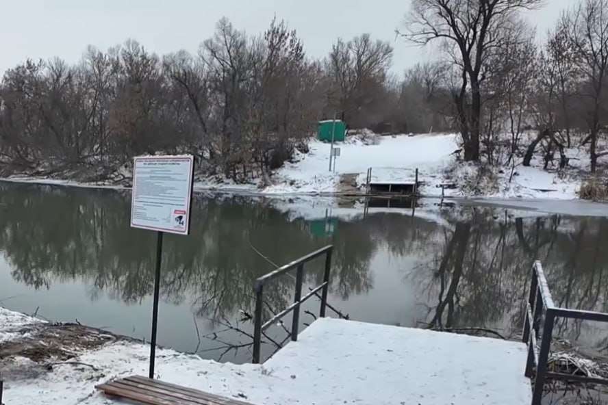 Понтонный мост через Цну в районе Липунцов демонтировали Мост через реку Цну демонтирован и отправлен на сезонное хранение Эта мера связана с необходимостью защиты конструкции от повреждений в зимний период и во время весеннего половодья Все элементы переправы теперь размещены на территории Дирекции городского хозяйства Каждый элемент будет разобран осмотрен на него составят дефектную ведомость и проведут все необходимые мероприятия по техническому обслуживанию пояснил генеральный директор МБУ Дирекция городского хозяйства Артём Очнев На время отсутствия моста дачникам придётся пользоваться альтернативными маршрутами администрация Тамбова   ИА Онлайн Тамбов ру