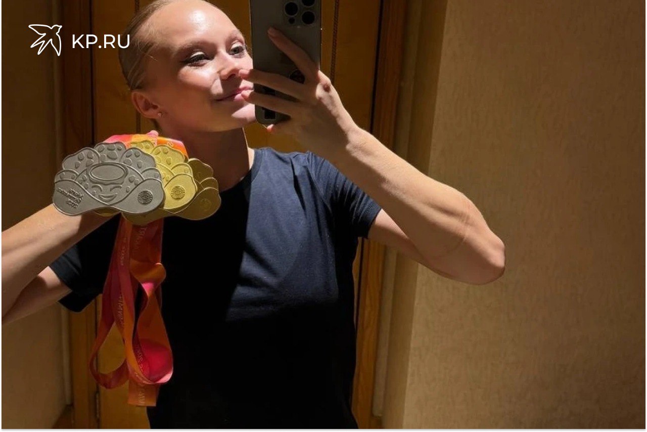 Воронежские спортсменки претендуют на звание лучших в 2025 году Ангелина Мельникова и Дарья Клепикова номинированы в голосовании Лучший спортсмен России 2025 Олимпийская чемпионка 2021 по спортивной гимнастике Ангелина Мельникова из Воронежа оказалась в числе номинантов на звание спортсменка года Также в голосовании участвует чемпионка мира 2025 по плаванию Дарья Клепикова Поддержать наших землячек можно на сайте РИА Новости Спорт Соперницами Гели и Даши в числе прочих являются теннисистка Мирра Андреева и фигуристка Аделия Петросян Голосование продлится до 15 00 15 января Напомним что в этом году Мельникова завоевала два золота на чемпионате мира в Джакарте в октябре А 24 декабря ее выбрали лучшей спортсменкой уходящего года по версии журнала Hello А Клепикова завоевала золото и серебро на первом чемпионате мира на длинной воде