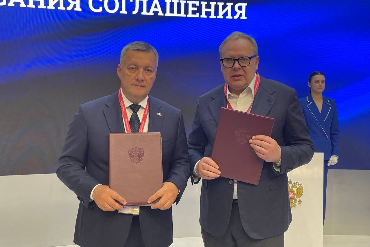 Соглашение о сотрудничестве подписали Правительство Иркутской области и Санкт-Петербургская академия художеств имени Ильи Репина Церемония прошла на Петербургском международном экономическом форуме. Подписи под документом поставили Губернатор Игорь Кобзев и ректор Семён Михайловский. «Академия художеств имени Ильи Репина – один из крупнейший художественных вузов России, она готовит живописцев, графиков, скульпторов, архитекторов. Соглашение способствует повышению профессионализма специалистов из Иркутской области, проведению выставок и сохранению художественного наследия», – сказал Игорь Кобзев. В Иркутском художественном музее им. Сукачева будут проходить обменные выставки. В этом году уже состоялась выставка работ студентов академии «Говорит Ленинград!». Стороны будут проводить консультации по вопросам создания, хранения, определения подлинности и реставрации произведений искусства. Запланированы мастер-классы, пленэры, стажировки, творческие фестивали и конкурсы в области изобразительного искусства.