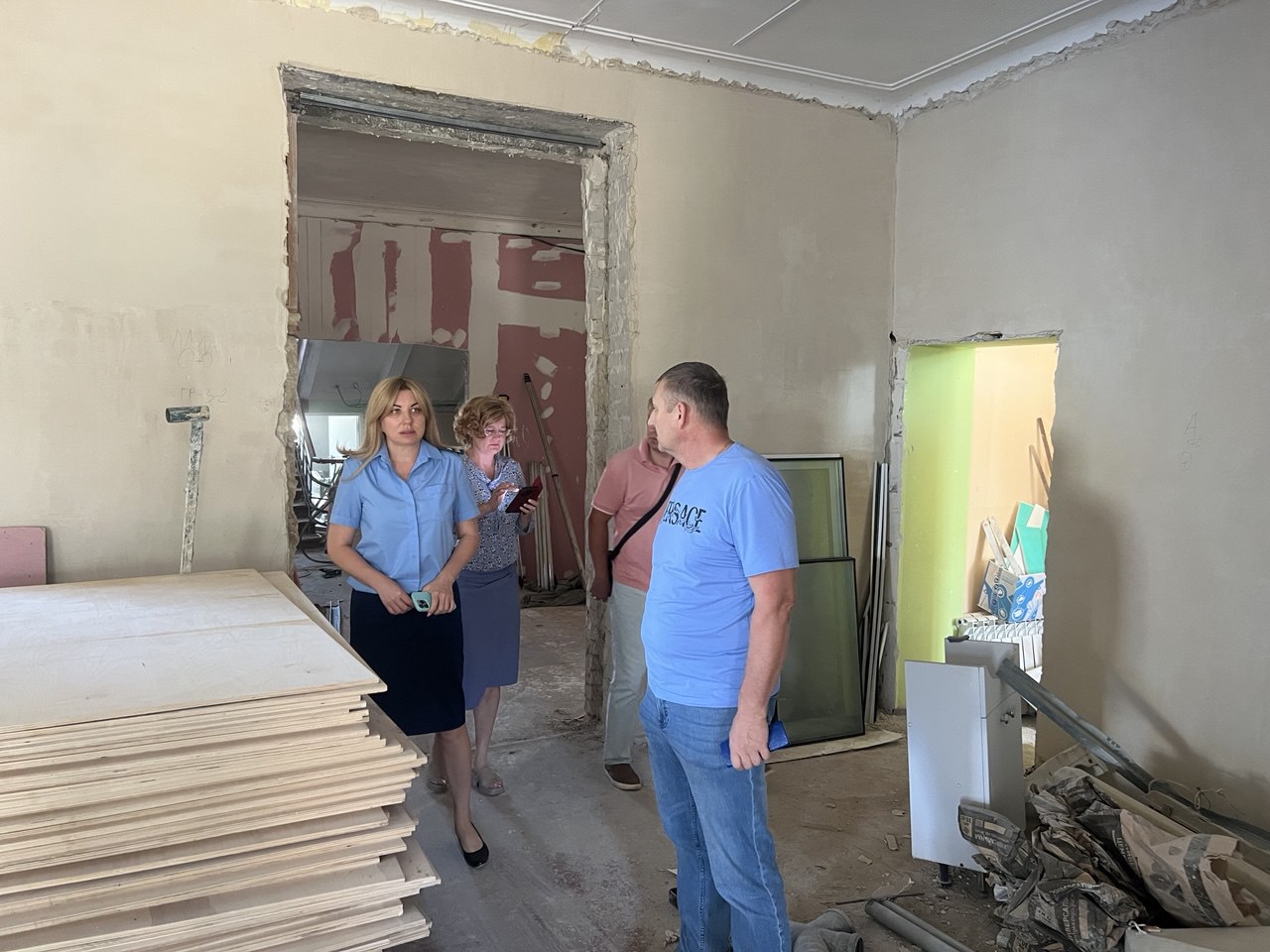 Прокурор Кировского района Саратова Анжелика Романова в преддверии начала нового учебного года проверила проведение капитального ремонта в МОУ «СОШ N 70». В ходе выезда в образовательное учреждение подрядчику, выполняющему ремонтные работы, строго указано на соблюдение качества и сроков выполняемых работ требованиям проектно-сметной документации. В связи с отставанием от графика работ в адрес заказчика и подрядчика внесены представления с требованием незамедлительного устранения выявленных нарушений. Вопросы завершения работ по капитальному ремонту находятся на ежедневном контроле прокуратуры района.