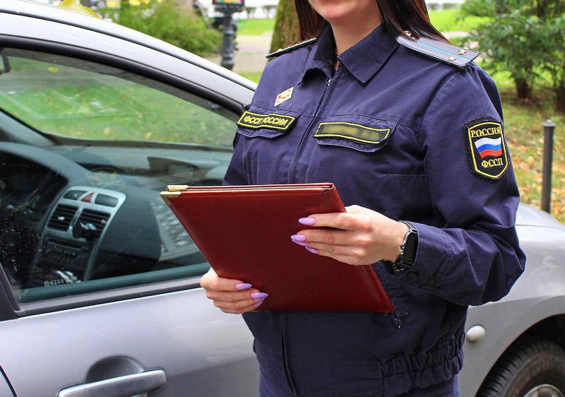 Ржавые пятна на доме в Калининграде запустили цепь расплаты Началось всё с того что строительная фирма отремонтировала здание по муниципальному контракту Работы приняли и оплатили но вскоре по фасаду начали проступать жёлто коричневые пятна Экспертиза показала что использовалась негодная штукатурка Исполнитель переделал работу за свой счёт и подал иск к поставщику материалов Решение суда было в его пользу но деньги пришли не сразу Приставам пришлось арестовывать счета компании которая зарегистрирована в Ленинградском районе Калининграда чтобы побудить ответчика к расплате Источник