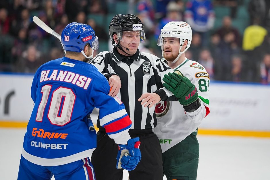 Бабенко справился и без Ларионова как Ак Барс вел в счете но все равно проиграл СКА Ак Барс проиграл СКА со счетом 2 3 в очередном матче в Континентальной хоккейной лиге КХЛ Встреча в Санкт Петербурге сложилась для казанцев нестабильной Первые 30 минут игры подопечные Анвара Гатиятулина превосходили соперника но затем что то в механизмах команды сломалось В итоге питерцы воспользовались шансом и одержали волевую победу Подробности в материале Реального времени Подпишитесь на Реальное время в МАХ Telegram Дзен