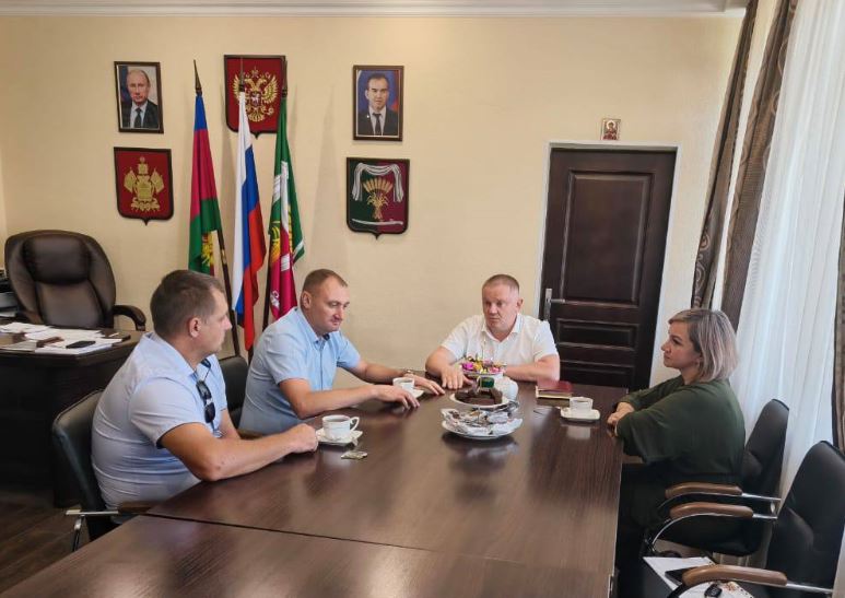 В Новопокровском районе прошла рабочая встреча в которой приняли участие глава района его заместитель и социальный координатор регионального фонда Защитники Отечества Инна Колядная В непринужденной обстановке за чашкой чая участники встречи познакомились с Максимом ветераном СВО Он успешно прошел все этапы кадрового проекта Герои Кубани направленного на поддержку участников спецоперации и их развитие в сфере управления построение карьеры в государственных муниципальных органах и корпоративном секторе Глава района рассказал о перспективах открывающихся перед Максимом после обучения и выразил готовность предложить ему должность Однако как оказалось Максим видит себя в другом Он скромно работает учителем технологии в школе и признаётся что эта работа ему по душе Работа с детьми важнее поделился Максим подчеркивая значимость своего вклада в развитие подрастающего поколения История Максима пример того как участники СВО получив новые знания и возможности выбирают путь продиктованный зовом сердца Его преданность профессии учителя и желание воспитывать будущее поколение достойны уважения и восхищения
