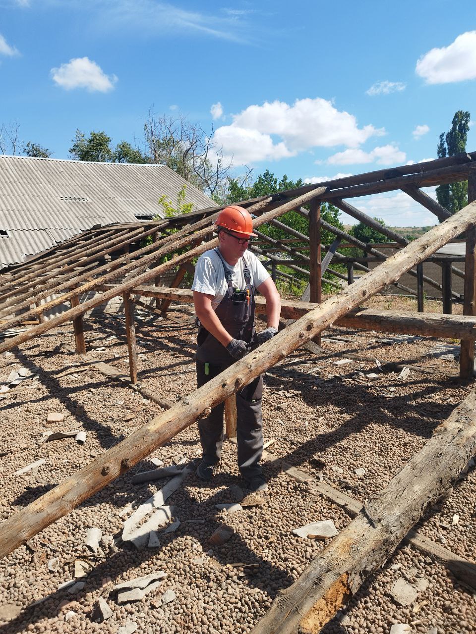 В селе Македоновка продолжается капитальный ремонт кровли здания сельского дома культуры  В селе Македоновка продолжаются работы по капитальному ремонту кровли здания сельского дома культуры. Работы осуществляются в рамках соглашения о сотрудничестве между Удмуртской Республикой и Лутугинским округом.  - Здание клуба имеет большую площадь, поэтому ремонт проводится поэтапно. В настоящее время завершён демонтаж кровельного покрытия, деревянной обрешётки и части стропильной системы на одном из участков кровли. Демонтажные работы продолжаются на других участках здания, - сообщил руководитель удмуртской делегации Михаил Трофимов.  - К месту проведения работ уже доставлен необходимый объём пиломатериалов, что позволяет оперативно перейти к следующему этапу — возведению новой стропильной конструкции и укладке современного кровельного покрытия, - добавил Михаил Трофимов.