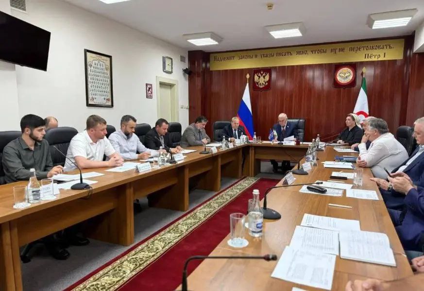 В Ингушетии партия Единая Россия проведет форум муниципальных депутатов В Магасе прошло заседание президиума регионального политического совета Единой России под руководством Магомета Тумгоева на котором обсуждалась подготовка к грядущему форуму муниципальных депутатов Как информировали газету Ингушетия в региональном отделении партии проведение форума намечено на 20 сентября текущего года в Центре культурного развития расположенного в столице республики Ключевыми вопросами для обсуждения станут воплощение в жизнь Народной программы общественные инициативы а также оказание помощи участникам специальной военной операции и их семьям Кроме того на заседании затронули тему партийного конкурса Народный депутат Первый этап приема заявок завершился 31 августа Цель конкурса который проходит в рамках Года муниципального депутата определить наиболее эффективные методы работы депутатов с населением ПОДПИСАТЬСЯ ПРЕДЛОЖИТЬ НОВОСТЬ