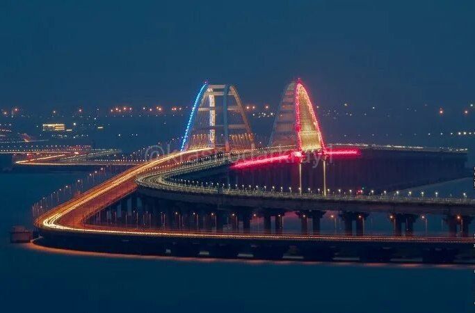 Движение автомобильного транспорта по Крымскому мосту временно перекрыли Находящихся на мосту и в зоне досмотра попросили сохранять спокойствие и следовать указаниям сотрудников транспортной безопасности. В очереди на проезд через мост со стороны Тамани находится 185 транспортных средств. Ваши видео высылайте нам в бот Подпишись поделись Прислать видео новость