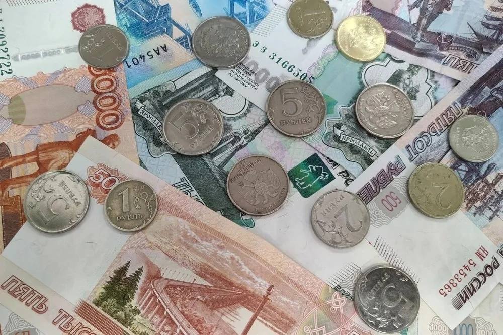 Курьеры в Нижнем получают больше программистов: свежие данные по зарплатам  Аналитики hh.ru выяснили любопытный факт: в Нижегородской области курьеры в среднем зарабатывают больше IT-специалистов. Вот топ-3 самых оплачиваемых профессий:  1   Курьеры – 143,3 тыс. ₽ 2   Программисты – 135,5 тыс. ₽ 3   Сварщики – 117,8 тыс. ₽  При этом уборщикам, несмотря на высокий спрос, предлагают в среднем всего 34,6 тыс. ₽.  Какие специалисты нужнее всего?   Менеджеры по продажам   Продавцы-консультанты   Операторы колл-центров  Всего с начала года в регионе открыли более 141 тыс. вакансий. Половина спроса пришлась на рабочие, торговые, медицинские и педагогические специальности.    Что еще случилось в Нижнем?