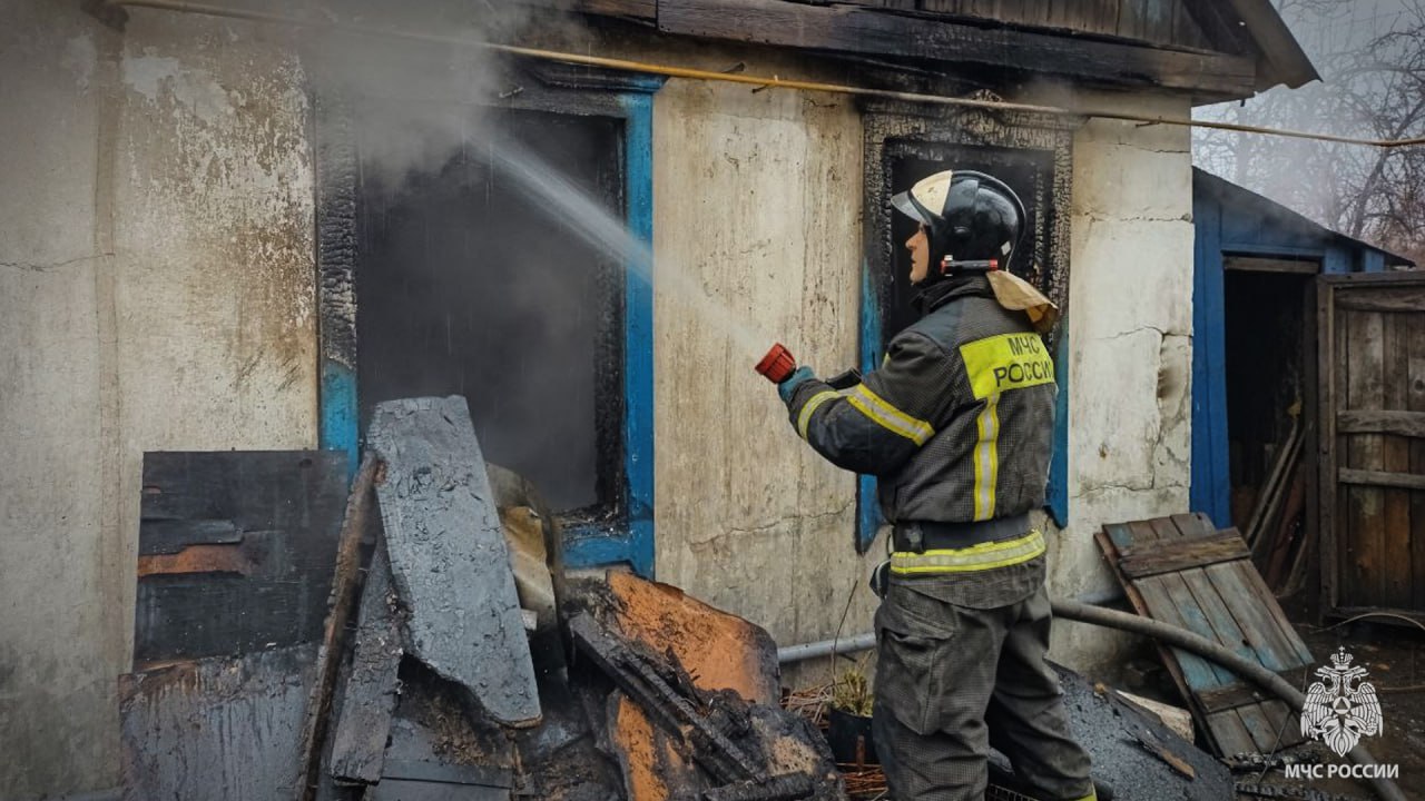 Предварительно из-за нарушений правил безопасности при эксплуатации печи жильцы лишились летней кухни    В службу 101 Красного Луча в 12: 43 поступил вызов о пожаре на жилом подворье по улице Погорелова.   На место происшествия оперативно прибыли силы и средства 12 пожарно-спасательной службы. По прибытии подразделений наблюдалось открытое горение и сильное задымление внутри летней кухни.    ‍ Спасатели для оперативной ликвидации огня подали на тушение 2 ствола «Б».    В 14:24 пожар был потушен.   Огнем уничтожено: крыша на площади 6 квадратных метров, домашние вещи на 20-ти квадратах. Повреждено перекрытие и окна.   ГУ МЧС России по ЛНР напоминает:  Не допускай сильного накаливания печи  не оставляй без присмотра топящуюся печь   БудьВКурсе оперативных событий  в Луганской Народной Республике       в России