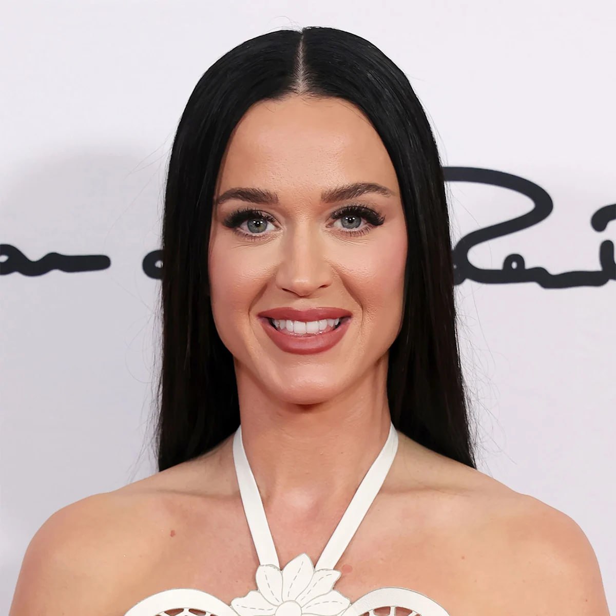 Кэти Перри отсудила у 86 летнего американского ветерана Карла Уэсткотта 1 8 млн сообщает портал NME В 2020 году они договорились о продаже дома в Монтесито за 15 млн Позже Уэсткотт заявил что при подписании предварительного договора был под сильным воздействием обезболивающих После улучшения состояния мужчина отказался продавать дом Суд встал на сторону Перри и отказался признавать недееспособность Уэсткотта