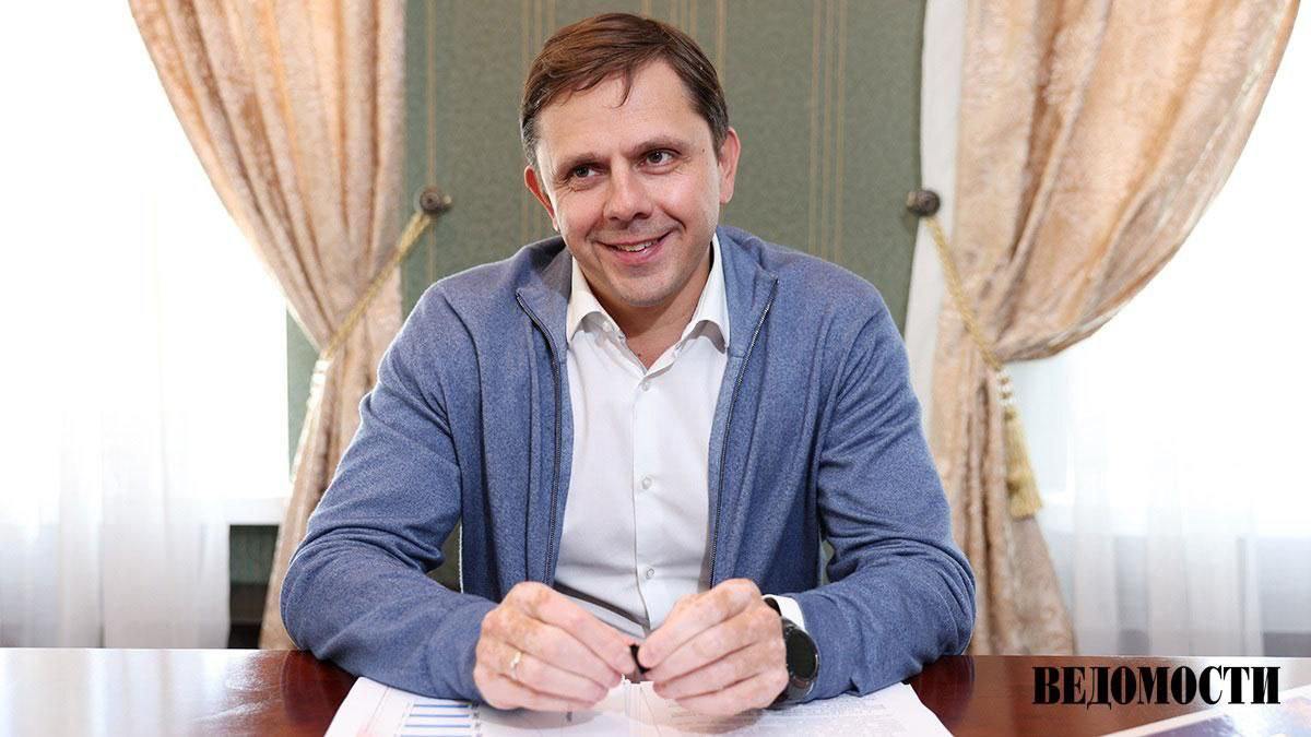 «Кто-то должен кормить, а кто-то – чугун лить» Как Орловская область борется с атаками украинских БПЛА, решает проблемы с демографией и кадрами и для чего руководителям нужно ездить в зону боевых действий, рассказал в интервью «Ведомостям» губернатор Андрей Клычков. Основные тезисы: Сегодня Орел, Курск, Белгород, Липецк, в какой-то степени Воронеж – это, с одной стороны, такие регионы-ворота, а с другой – щит для Москвы. Мы успеваем сбить очень многое из того, что летит на Подмосковье и Москву. Мы пригласили военных экспертов, которые занимаются системами ПВО, они провели рекогносцировку, определили точки установки систем и какие системы нам нужны. Региональный бизнес помогает, все, кто работает в регионе. Ждали девять месяцев это оборудование. Я достаточно часто езжу в зону спецоперации – и многих ребят я знаю лично, учитывая, что регион небольшой. Думаю, что решением демографической проблемы может быть предоставление бесплатного жилья молодым семьям. У нас ни один иностранный инвестор не ушел. General Electric некоторое время находился в простое, но сейчас работает. Подпишитесь на «Ведомости»