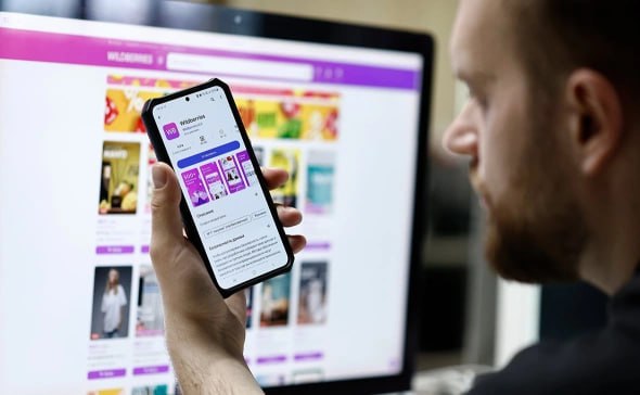 Продавцы Wildberries подали коллективную жалобу в ФАС на систематические нарушения их прав со стороны интернет платформы Они жалуются на заморозку цен для получения поддержки от маркетплейса невыгодные условия продажи остатков товаров со складов заставляющие продавцов либо снижать цены либо платить повышенную стоимость хранения приоритетный показ товаров с платным продвижением но без соответствующей маркировки о рекламе В чем суть претензий и что о них думает Wildberries в материале РБК Фото Андрей Любимов РБК Читать РБК в Telegram