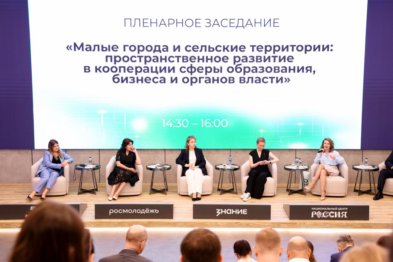 ‍  От школьной парты до управленца   В Москве прошел Всероссийский форум, где обсуждали, как сделать жизнь малых населенных пунктов комфортнее, а управление – умнее. Все это – ради будущего сельских территорий.    Основная идея – готовить новое поколение управленцев, которые знают, чего хотят жители сельских территорий, и умеют делать жизнь вокруг лучше.    Заместитель министра сельского хозяйства Ксения Шевелкина рассказала, как будет строиться эта система. В центре внимания – подготовка молодых специалистов, которые смогут работать в аграрной сфере и управлении.    Главное: – внедряется сквозная модель образования – в школах открываются агротехклассы – колледжи и вузы получают новое оборудование и программы – расширяется целевой прием в вузы  Все это – часть федерального проекта «Кадры в АПК», который помогает найти и вырастить таланты для села.    Форум организовал Университет Вернадского при поддержке Минсельхоза России и Российского общества «Знание».  #агрообразование