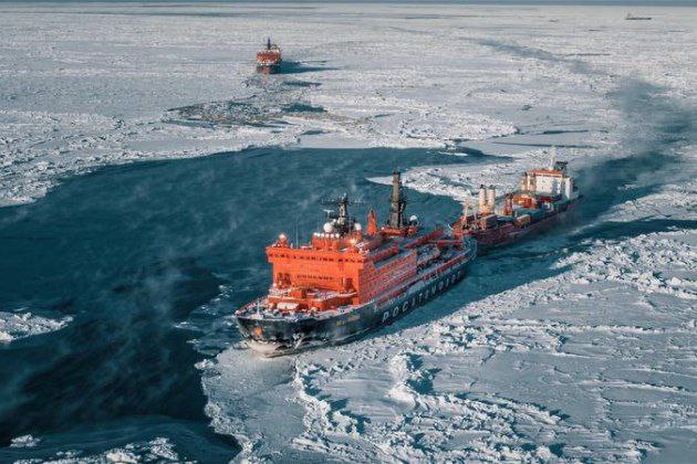 Танкер Arctic Metagas перевозящий СПГ с проекта Арктик СПГ 2 застрял во льдах Восточно Сибирского моря Судно без ледового класса уже шестые сутки не может продолжить движение Причина отсутствие ледокольной проводки Стоимость сопровождения может превысить 600 тыс Даже летом ледовые условия на Севморпути остаются непредсказуемыми Ситуация ещё раз показала арктическое судоходство невозможно без ледоколов Фото Arctik Obline