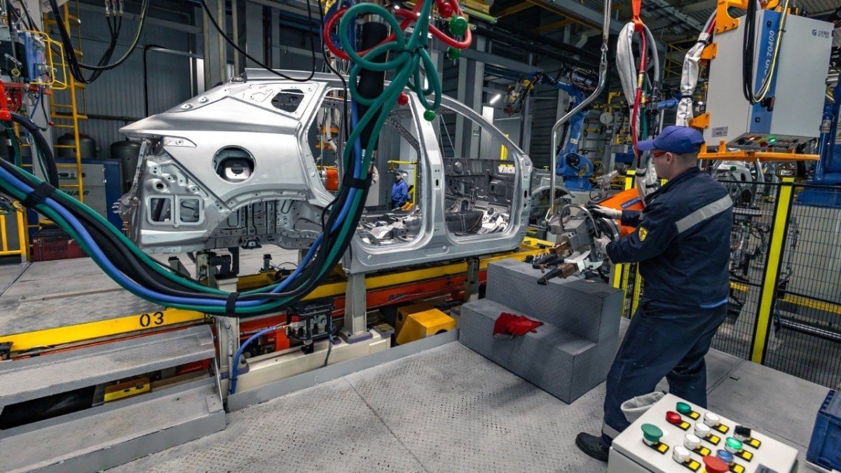 Автотор в 2025 году нарастил выпуск автомобилей на 10 Калининградский холдинг Автотор в 2025 г выпустил более 33 400 автомобилей Это на 10 больше чем за 2024 г рассказал председатель совета директоров компании Валерий Горбунов В 2025 г общий рынок упал но нам удалось немного нарастить производство чуть более чем на 10 к уровню 2024 г 30 400 шт по состоянию на 31 декабря 2024 г Но мы прежде всего бизнес структура И с точки зрения бизнеса это вряд ли можно назвать заметным ростом сказал он  Горбунов отметил что при этом загрузка предприятия в прошлом году составила около 10 от проектной мощности Возможности завода оцениваются в 300 000 350 000 автомобилей в год Автотор Telegram Max