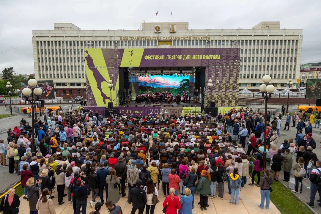 В Южно-Сахалинске состоится VI Фестиваль театров Дальнего Востока  Программа фестиваля будет ещё более насыщенной: появятся новые жанры и площадки, а также будут реализованы режиссёрская лаборатория и образовательная программа.  Фестиваль пройдёт уже в шестой раз, и второй раз — в Южно-Сахалинске. В основной программе будет представлено 11 спектаклей из  Петропавловска-Камчатского, Комсомольска-на-Амуре, Магадана, Якутска, Улан-Удэ, Владивостока, Уссурийска и Анадыря. Зрители увидят лучшие постановки дальневосточных театров, отобранные театральными экспертами.  В программу фестиваля также войдёт постановка сахалинского Чехов-центра «Шведская спичка» по рассказу А. П. Чехова. Ещё один спектакль островного театра «Песочница с вайфаем в космосе» будет показан в рамках офф-программы фестиваля.  С любовью, ваши острова