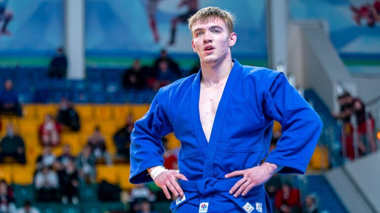 Чемпион Европы Илья Затылкин выиграл золото Кубка мира по самбо в Ереване В финальном поединке в весовой категории до 79 кг он победил соотечественника Ивана Похомова. Также золотые медали завоевали Расул Наш до 71 кг , Максим Мерзляков до 98 кг и Антон Брачев от 98 кг . Серебро – у Андрея Корнеева до 71 кг , Дениса Суханова до 88 кг и Глеба Познахирко от 98 кг . В соревнованиях по боевому самбо золото выиграли Валерия Тепышева до 50 кг , Вера Лоткова до 54 кг , Яна Козырева до 80 кг и Анжела Гаспарян от 80 кг . София Истомина до 65 кг , Ульяна Фирсова до 50 кг и Злата Павлова до 80 кг завоевали серебро. Ангелина Скиба до 59 кг и Екатерина Турунхаева от 80 кг выиграли бронзу. Смотри заключительный день соревнований завтра в 15:55 на Матч! Боец Всероссийская федерация самбо