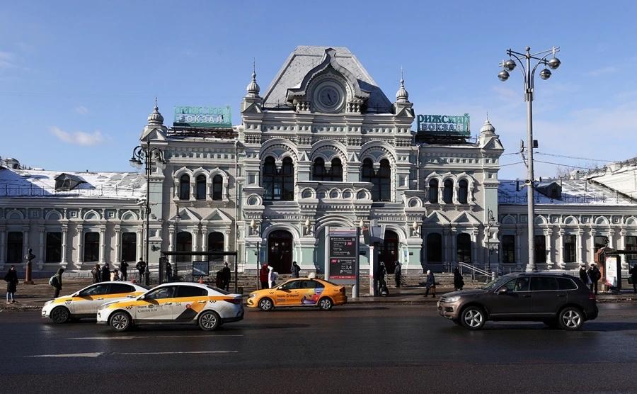 Правительство разрешило выставить здание Рижского вокзала на аукцион Правительство России одобрило продажу здания Рижского вокзала в Москве Объект планируют реализовать через открытый аукцион следует из распоряжения премьер министра Михаила Мишустина Начальную стоимость здания установят по итогам независимой оценки цена будет определена как рыночная на основании отчета оценщика О том что РЖД рассматривают возможность продажи Рижского вокзала сообщали еще в ноябре 2024 года Тогда в компании предварительно оценивали стоимость объекта примерно в 1 млрд рублей Рижский вокзал построен в неорусском стиле и был открыт в 1901 году Изначально он назывался Виндавским по названию латвийского города Виндава ныне Вентспилс с которым Москву связывала железная дорога Позднее вокзал несколько раз переименовывали в 1930 году он стал Балтийским в 1942 м Ржевским а нынешнее название получил в 1946 году В 2021 году ансамбль Рижского вокзала включили в реестр объектов культурного наследия регионального значения Фото Сергей Карпухин ТАСС