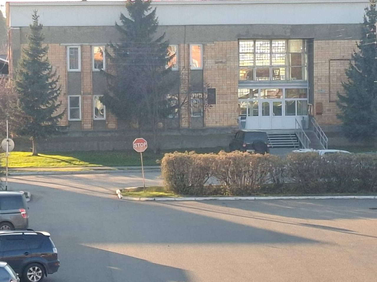 Нештатный случай прокуратура потребовала признать трудоустройство работника сельсовета В начале 2024 г житель Ермаковского района встал на учет в центре занятости а летом 2025 го получил направление на общественные работы в администрацию Ермаковского сельсовета по профессии рабочий по благоустройству населенных пунктов Работы проводились в рамках краевой программы Содействие занятости населения Летом 2024 г поселковая администрация сама направляла в центр занятости заявку о подборе работников по благоустройству на полный день с заработной платой 30 тыс руб в месяц Но когда мужчина пришел трудиться вместо трудового договора чиновники шесть месяцев заключали с ним муниципальные контракты на месяц выплачивая около 20 тыс руб Ему довели график обязанности время начала и окончания работы всё как у штатного сотрудника Работодатель убедил мужчину что справка о трудоустройстве в центр занятости не требуется будто бы всё оформлено правильно Во время благоустроительных работ гражданин получил травму повредил палец Но по его словам руководитель запретил говорить в больнице что он работает в администрации Из за отсутствия официального статуса ему не оформили больничный и пока мужчина лечился в администрации решили что он прогуливает через три дня его просто отстранили от работы Когда выплаты прекратились а регистрация в центре занятости была аннулирована мужчина обратился за помощью в прокуратуру Проверка подтвердила нарушения труд гражданина фактически использовался в интересах администрации но без законного оформления обязательных выплат и гарантий В суде представители сельсовета заявили что должности рабочий по благоустройству не существует в штатном расписании потому обязанности по заключению трудового договора у них не было Суд эти доводы счёл несостоятельными требование прокурора о признании отношений трудовыми удовлетворено В пользу гражданина взыскана задолженность по зарплате и компенсация морального вреда в размере 32 тыс руб Администрация обязана внести запись о трудоустройстве в трудовую книжку передать сведения в Социальный фонд и налоговые органы Кроме того по постановлению прокуратуры за заключение гражданско правового договора фактически регулирующего трудовые отношения ч 4 ст 5 27 КоАП РФ администрация оштрафована на 50 тыс руб Сайт Тelegram ВК