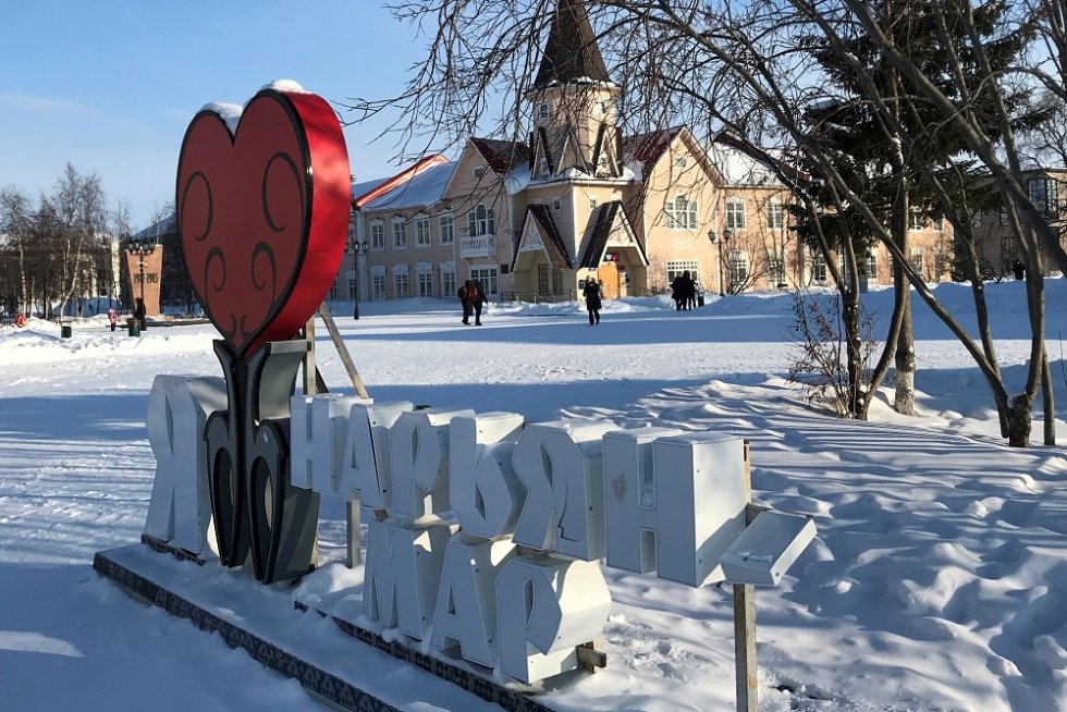 В НАО появится закон о правовом просвещении граждан Законопроект рассмотрели на заседании постоянной комиссии парламента НАО по госполитике делам ненецкого и других малочисленных народов Севера Как пояснили в ведомстве закон поможет жителям региона расширить свои правовые знания регулярно узнавать актуальную информацию о законах правовых нормах и изменениях в законодательстве В целом документ призван сформировать комплексный подход к повышению уровня правовой культуры В том числе защитить жителей округа от мошеннических схем Члены комиссии рекомендовали принять законопроект в двух чтениях в случае его одобрения на очередной сессии парламента закон вступит в силу с 1 января 2026 года rgsevzap