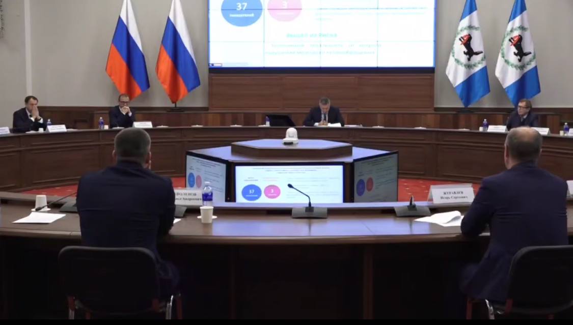 В Иркутской области стартует движению За медицину здорового долголетия На заседании медицинского совета Иркутской области под председательством главы региона Игоря Кобзева было принято решение присоединиться к федеральному движению За медицину здорового долголетия Как сообщил глава региона инициатива направлена на формирование культуры здорового образа жизни внедрение современных технологий профилактики и снижение уровня хронических заболеваний В Прибайкалье ключевыми направлениями работы станут развитие сети центров здоровья и создание выездных мультидисциплинарных бригад в состав которых войдут медики волонтеры а также представители сферы культуры и спорта Они в том числе будут проводить выездные мероприятия популяризируя ЗОЖ среди жителей муниципалитетов Игорь Кобзев напомнил что Иркутская область уже имеет прочную базу для развития профилактической медицины В регионе действует Иркутский областной центр общественного здоровья и медицинской профилактики имени Ф Г Углова 43 отделения и 38 кабинетов медпрофилактики а также 6 центров здоровья К 2030 году их количество планируется удвоить Кроме того на медсовете обсудили реализацию национальных проектов в сфере здравоохранения На сегодняшний день в регионе выполнено 34 из 37 ключевых показателей Председатель Общественной палаты Владимир Шпрах рассказал что сейчас тандем врачей и властей работает над тем чтобы нарастить оставшиеся показатели проектов это скрининг на гепатит С и его лечение оценка репродуктивного здоровья людей от 18 до 49 лет и борьба с курением OkoloBaikala