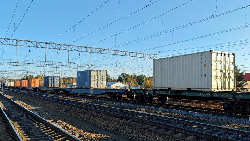 Перевозки контейнеров выросли на 7 8 в январе октябре Отправили в январе октябре со станций СвЖД внутри страны и на экспорт 396 4 тыс груженых и порожних контейнеров ДФЭ 7 8 В том числе экспортные перевозки составили 187 тыс ДФЭ 25 5 Лидеры по объемам в ДФЭ химикаты и сода 98 9 тыс химические и минеральные удобрения 33 2 тыс лесные грузы 29 5 тыс нефть и нефтепродукты 26 8 тыс Лидеры по динамике химические и минеральные удобрения рост в 2 5 раза строительные грузы 27 3 черные металлы 24 цветные металлы 22 1 В целом за 10 месяцев в контейнерах перевезли 5 1 млн тонн различных грузов 5 ДФЭ TEU условная единица вместимости эквивалентная полезному объему стандартного 20 футового контейнера