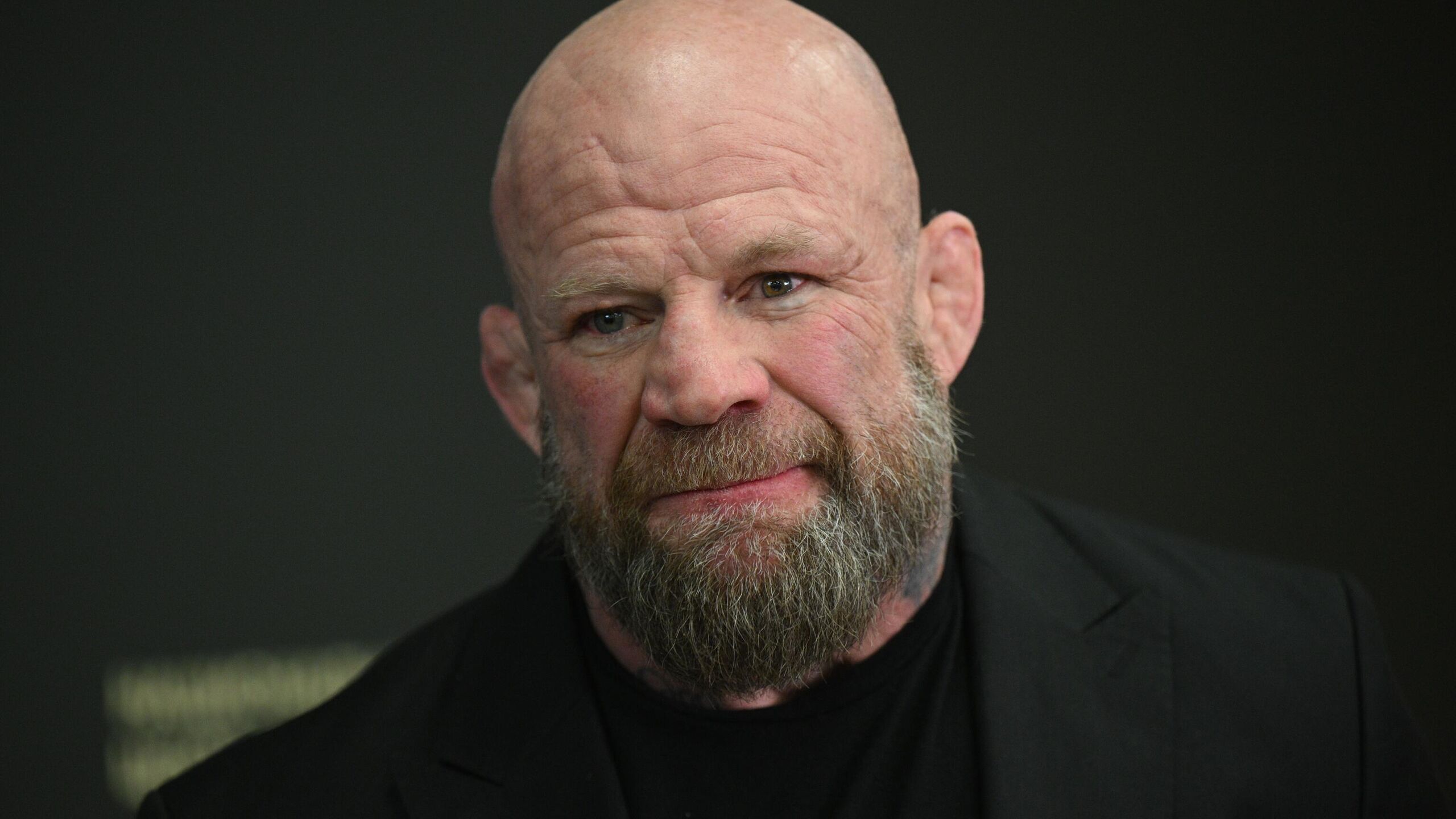 Боец смешанных единоборств ММА Джефф Монсон заявил РИА Новости что провокации вокруг российских спортсменов прекратятся не сразу Президент МОК Кирсти Ковентри в среду признала успешным опыт допуска россиян к участию в Олимпийских играх Ковентри подобным образом ответила на вопрос украинского журналиста о несоответствии допущенных к участию в Играх российских атлетов критериям МОК На данный момент квалификационный отбор к Олимпиаде 2026 прошли фигуристы Аделия Петросян и Петр Гуменник а также ски альпинист Никита Филиппов Провокации против российских спортсменов будут продолжаться до тех пор пока Америка будет это допускать Таков расклад И можно легко обвинять США в чем то но это правда Америка контролирует другие страны с помощью санкций и денег и именно поэтому мы видим развитие БРИКС