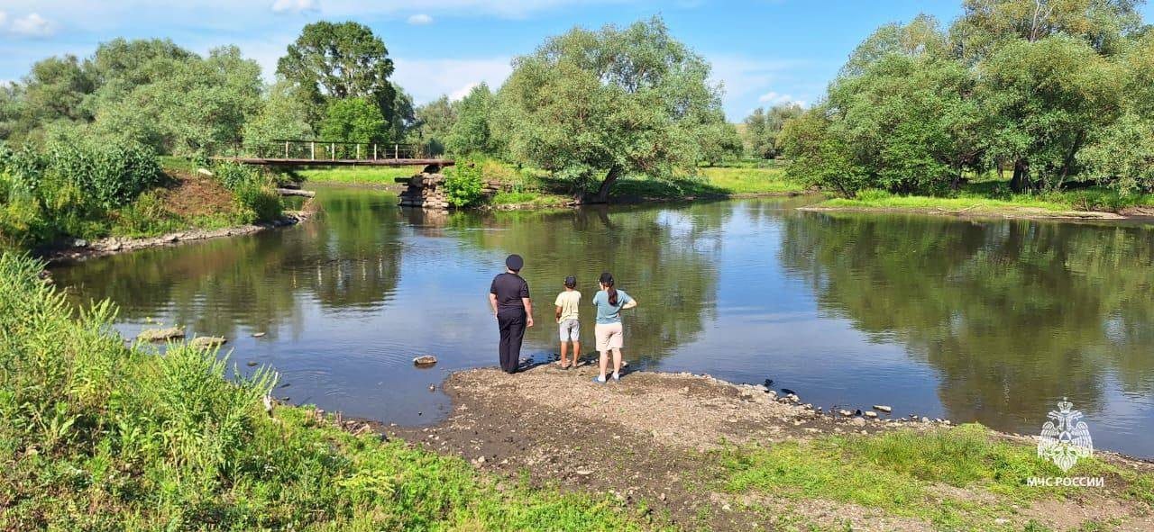 В Башкирии из-за жары выросло число несчастных случаев на воде В Абзелиловском районе 10-летний мальчик утонул, прыгнув с моста в реку Большой Кизил. Его тело через 15 минут из воды достал старший брат, но прибывшие врачи не смогли спасти ребёнка. Ранее на реке Ашкадар под Стерлитамаком при попытке спасти свою 12-летнюю дочь утонули родители. Девочка выжила, однако купание происходило в запрещённом месте.