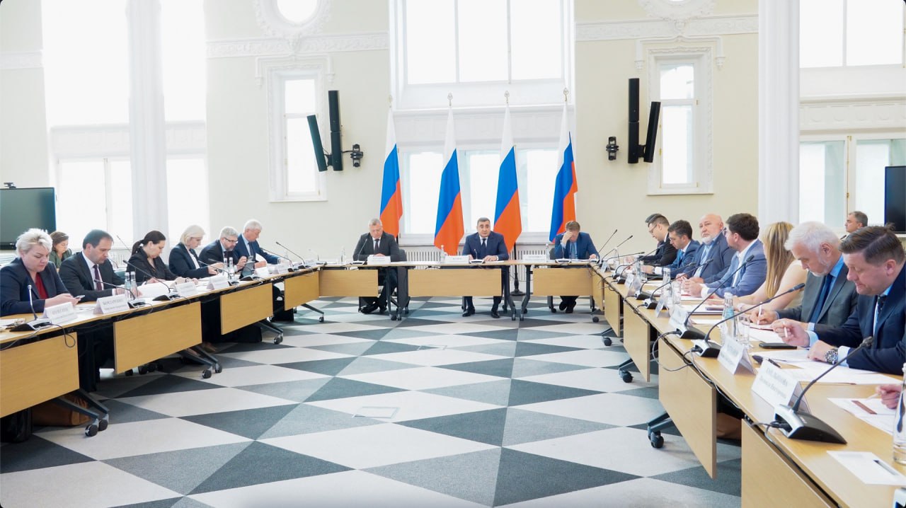 Психотерапевтическая и психологическая помощь должны быть доступны участникам СВО сразу после демобилизации. Эти и другие острые вопросы обсудили сегодня на заседании комиссии Госсовета РФ по вопросам поддержки ветеранов боевых действий - участников спецоперации и членов их семей под председательством Игоря Бабушкина. Губернатор отметил, что комиссии поручено повысить уровень взаимодействия власти и Фонда «Защитники Отечества» для формирования максимальной эффективной системы работы с ветеранами СВО. В свою очередь, помощник президента России - секретарь Госсовета Алексей Дюмин подчеркнул, что наиболее острым вопросом является разработка мер медико-психологической реабилитации. Важно наладить взаимодействие между военными госпиталями и гражданской системой здравоохранения. Это поможет обеспечить передачу диагнозов. Также Дюмин отметил необходимость изменения ситуации при трудоустройстве ветеранов, создании специальных программ профессиональной адаптации. Подписывайся/Присылай новость