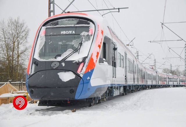 В Подмосковье запустили производство редукторов для электропоездов "Иволга". Год назад это анонсировало подмосковное правительство.  Это первое в России производство, выпускающее редукторы для электропоездов "Иволга", стартовало на подмосковном Демиховском машиностроительном заводе  ДМЗ входит в группу ТМХ .  Проектирование и подготовка производства редуктора заняли 18 месяцев.  Редукторы, являющиеся частью тягового привода поезда, с жизненным циклом 40 лет эксплуатации, будут изготавливаться на новом оборудовании, причём ввезённом либо до введения санкций в отношении России либо параллельным импортом.  К примеру, используемый в производстве зубошлифовальный станок является детищем баварского концерна KAPP-NILES  Германия , воплотившего в себе мощный инновационный потенциал и огромный опыт 120-летней успешной деятельности.  Теперь на оборудовании из недружественной страны выпускаются редукторы для российских электропоездов, о чём сообщается на сайте завода.  Когда импортозамещение по-баварски.  #имбезразлично