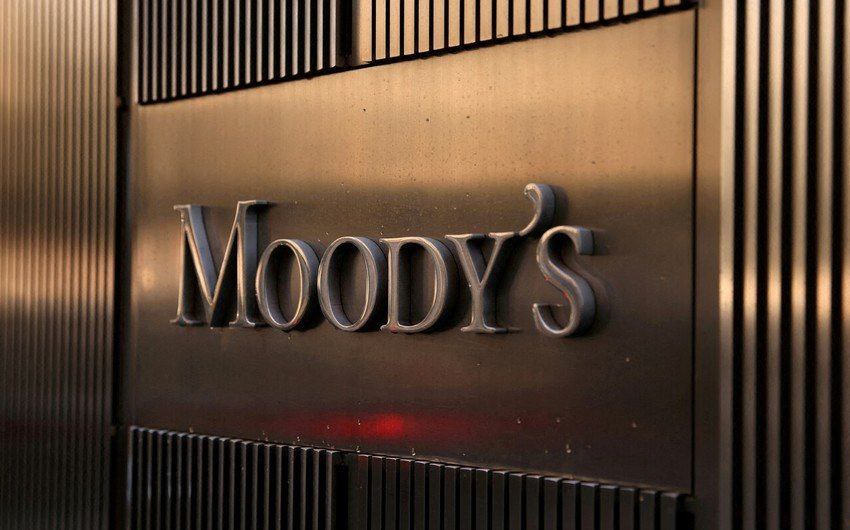Турции улучшили кредитный рейтинг Международное агентство Moody’s повысило кредитный рейтинг Турции с «B1» до «Ba3» и изменило прогноз рейтинга на «стабильный». Решение объясняется денежно-кредитной политикой Центрального банка, направленной на снижение инфляционного давления и восстановление доверия к лире. В Moody’s также отметили снижение риска резких поворотов в экономической политике и выразили уверенность, что структурные реформы усилят устойчивость экономики и повысят конкурентоспособность экспорта. Голос Турции
