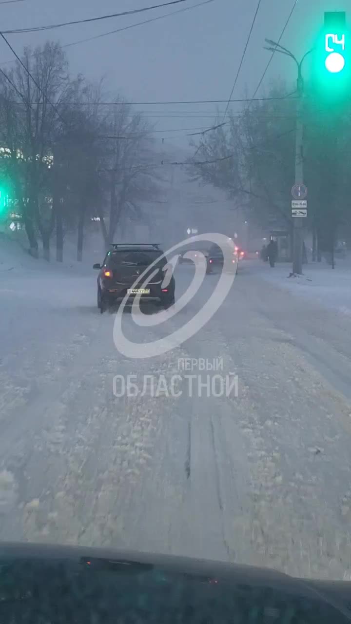 Снегопад парализовал движение в Москве и области